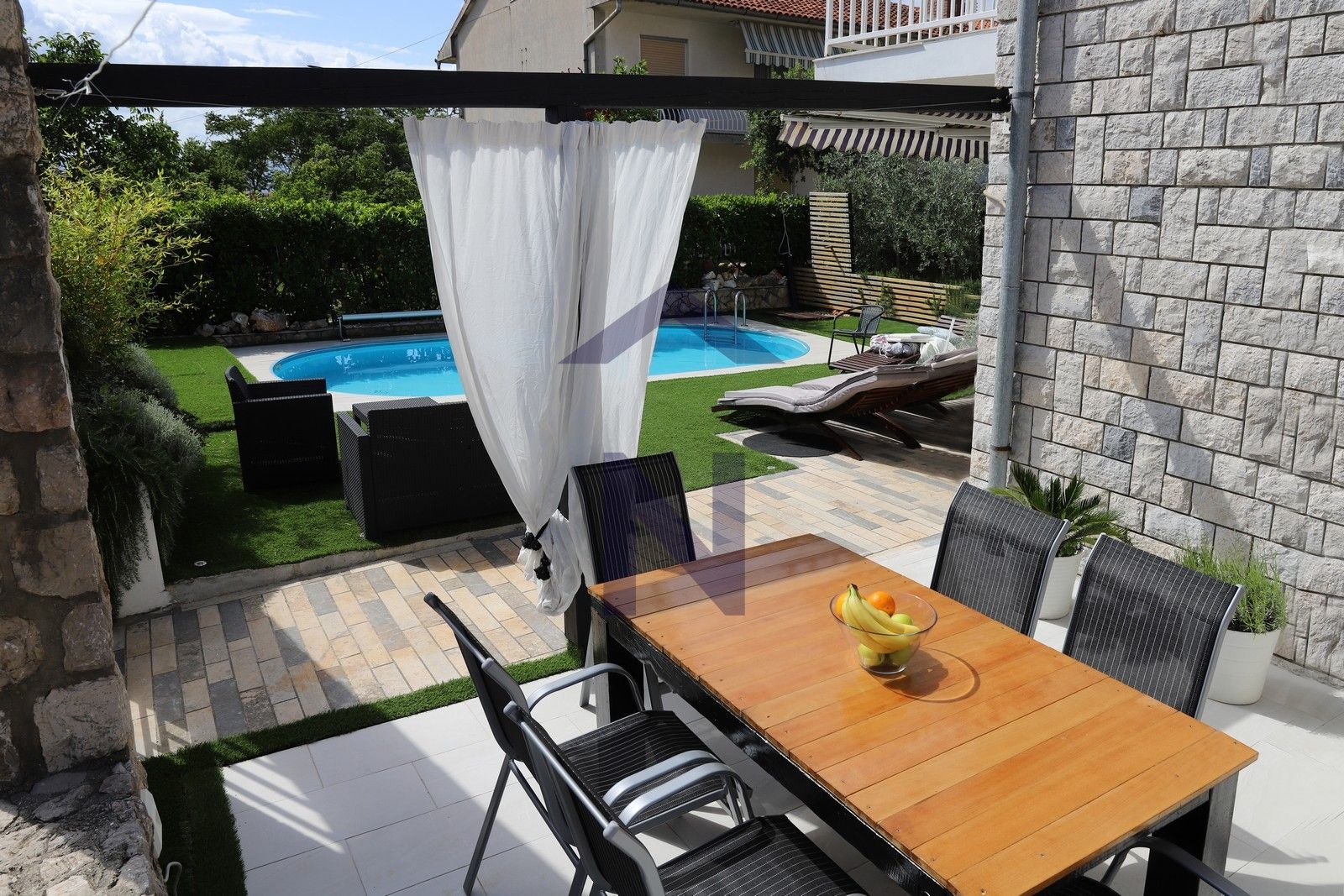 Prodaja - Kuća sa 6 aparatmana u Malinskoj