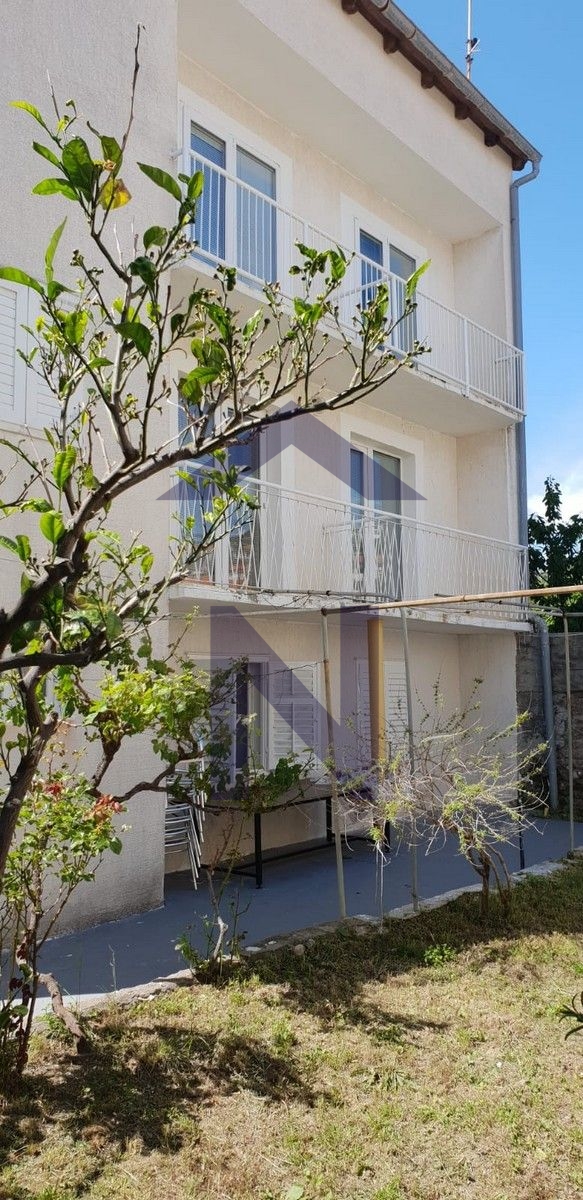 Kuća 250m2 - prodaja - Banjol (Rab)