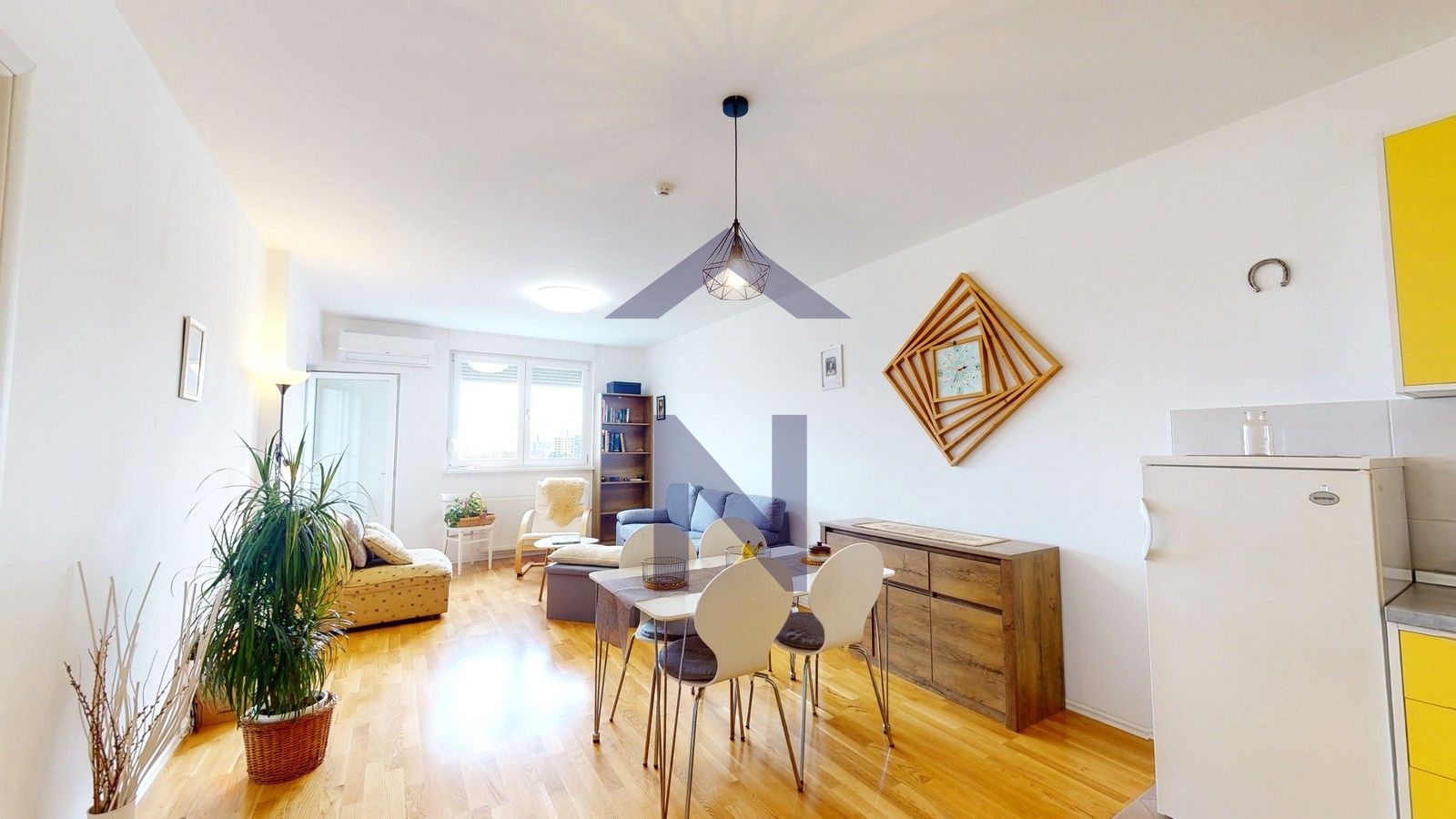 Prodaja - Novouređen dvosobni stan s loggiom - Zapruđe