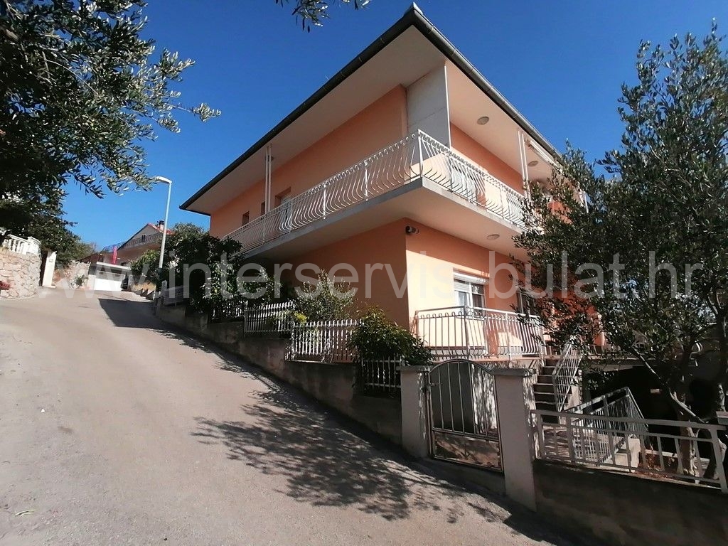 .::: Šibenik, kuća s dva komforna stana :::.