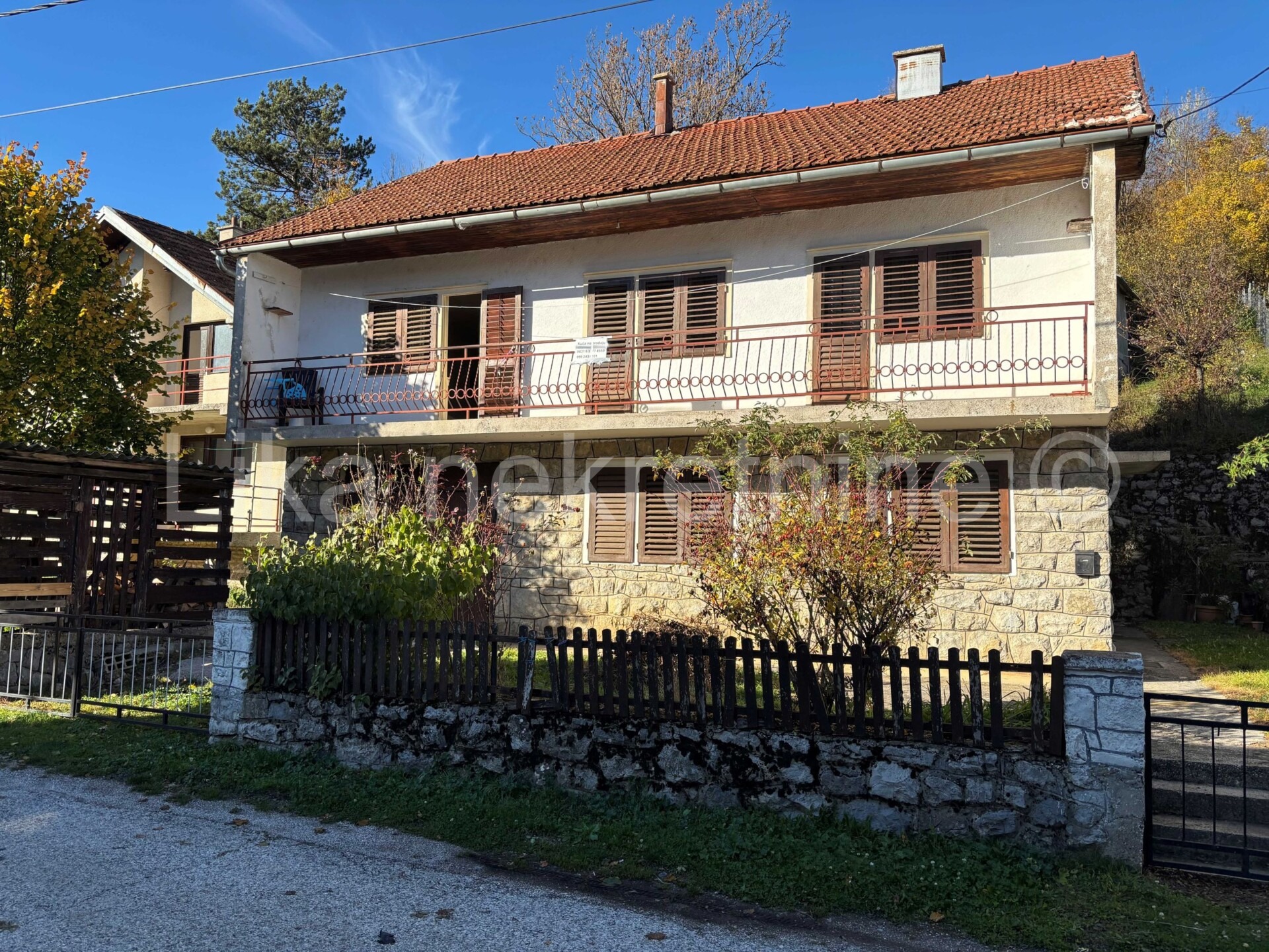 GRAČAC - Kuća katnica 150m2 na parceli 420m2, blizina centra