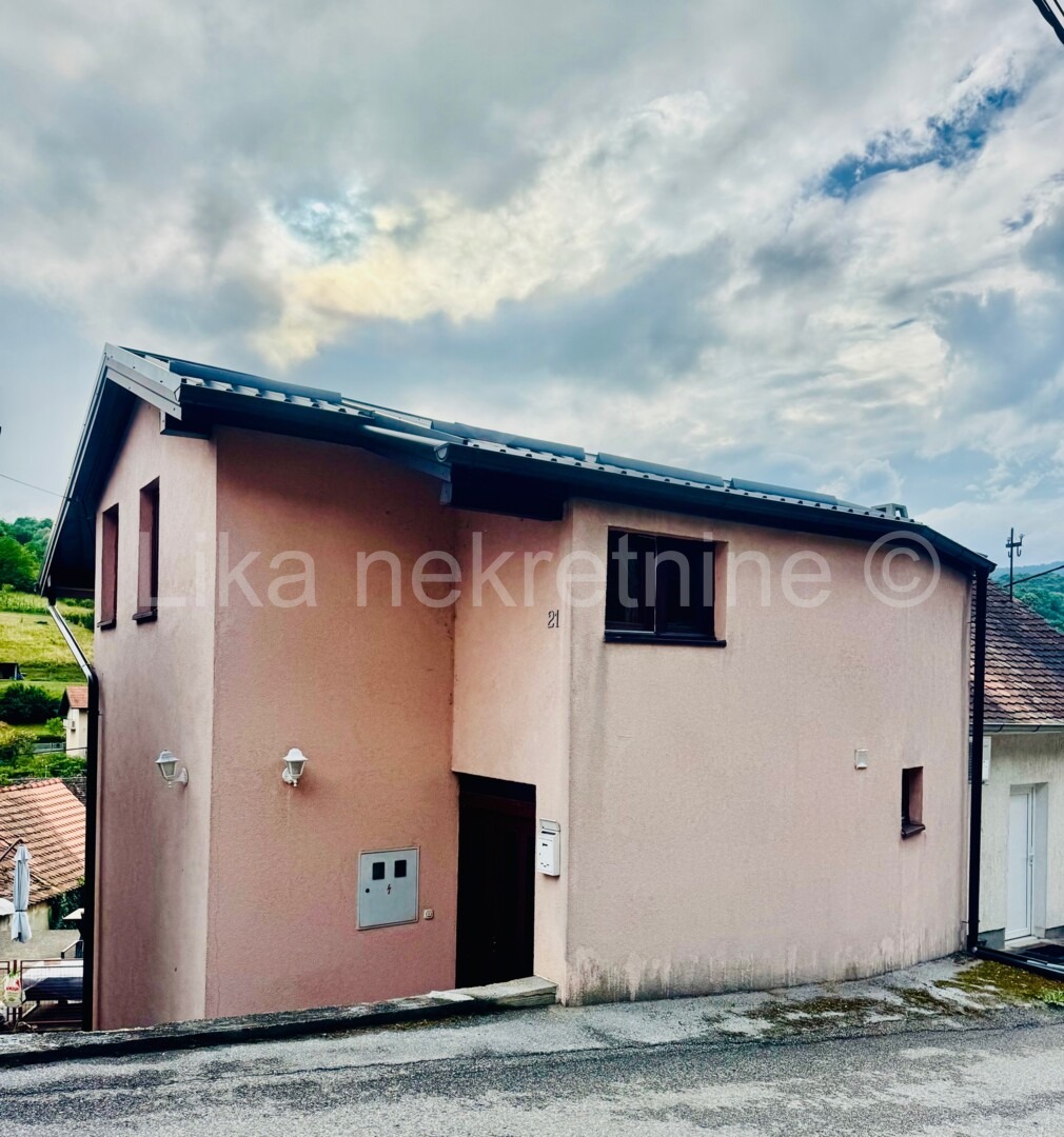 ZAGREB - Čučerje, kuća uređena 110m2, 3 etaž, terasa, parking