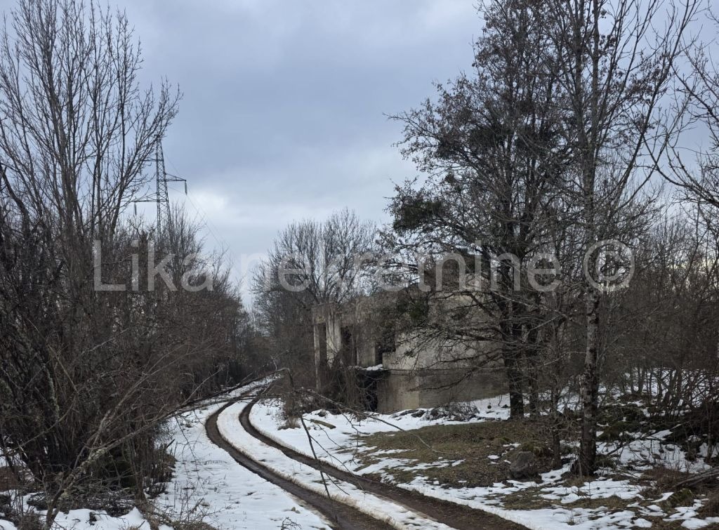 GOSPIĆ ( Široka Kula ) - devastirana obiteljska kuća sa 48.000 m2 zemlje