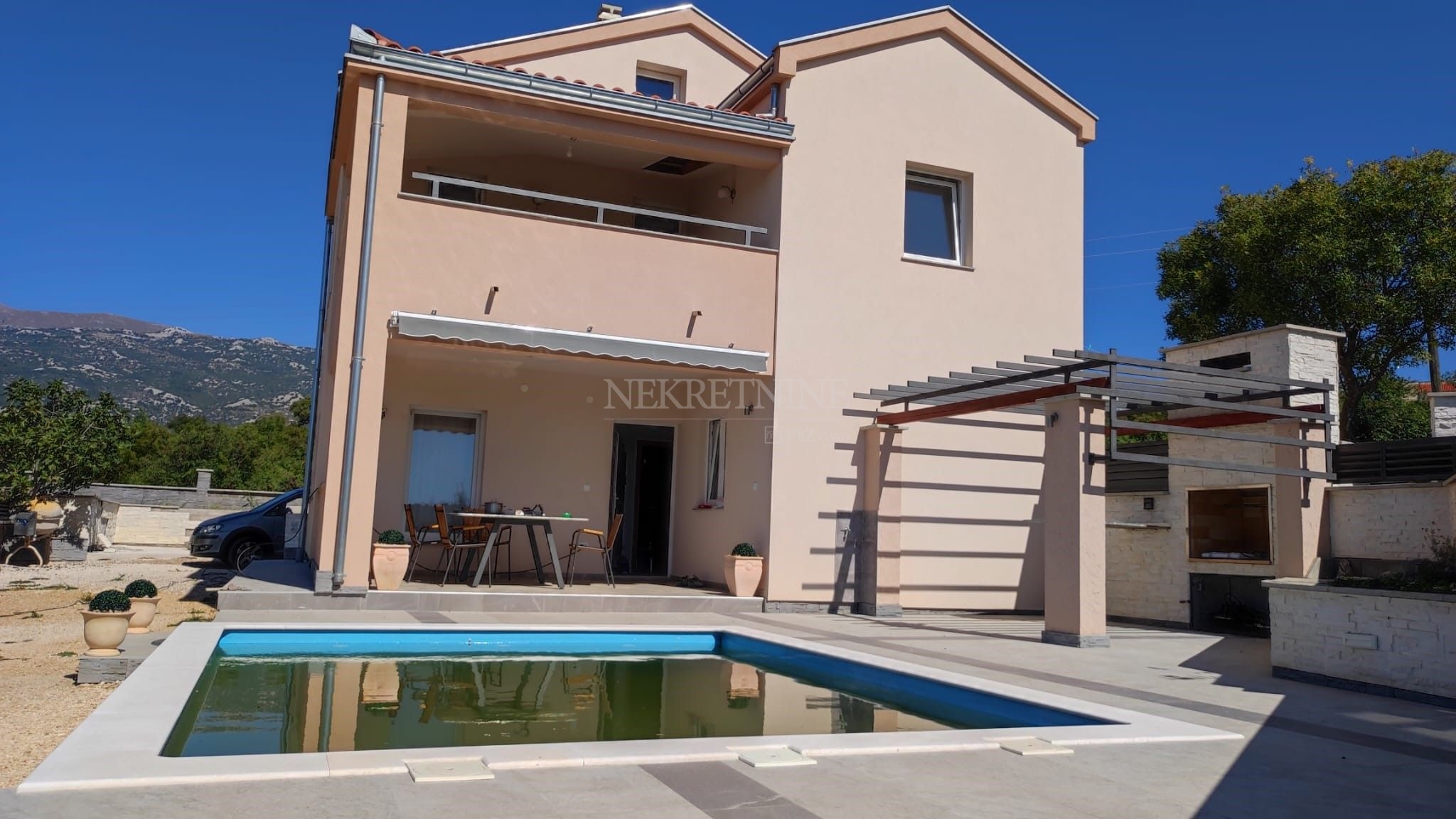 Kuća s bazenom, Rovanjska